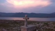 Veliko jezero se povuklo, iz vode izronio grob sa prezimenom Vučinić i brojem 1913: Vidi se i nečija ograda