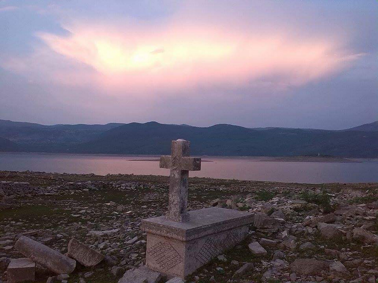 Veliko jezero se povuklo, iz vode izronio grob sa prezimenom Vučinić i brojem 1913: Vidi se i nečija ograda