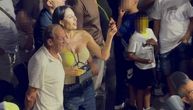 Pogledajte kako je Ceca slavila Veljkovu pobedu: Pala u trans na boks meču, đuskala i grlila porodicu od sreće