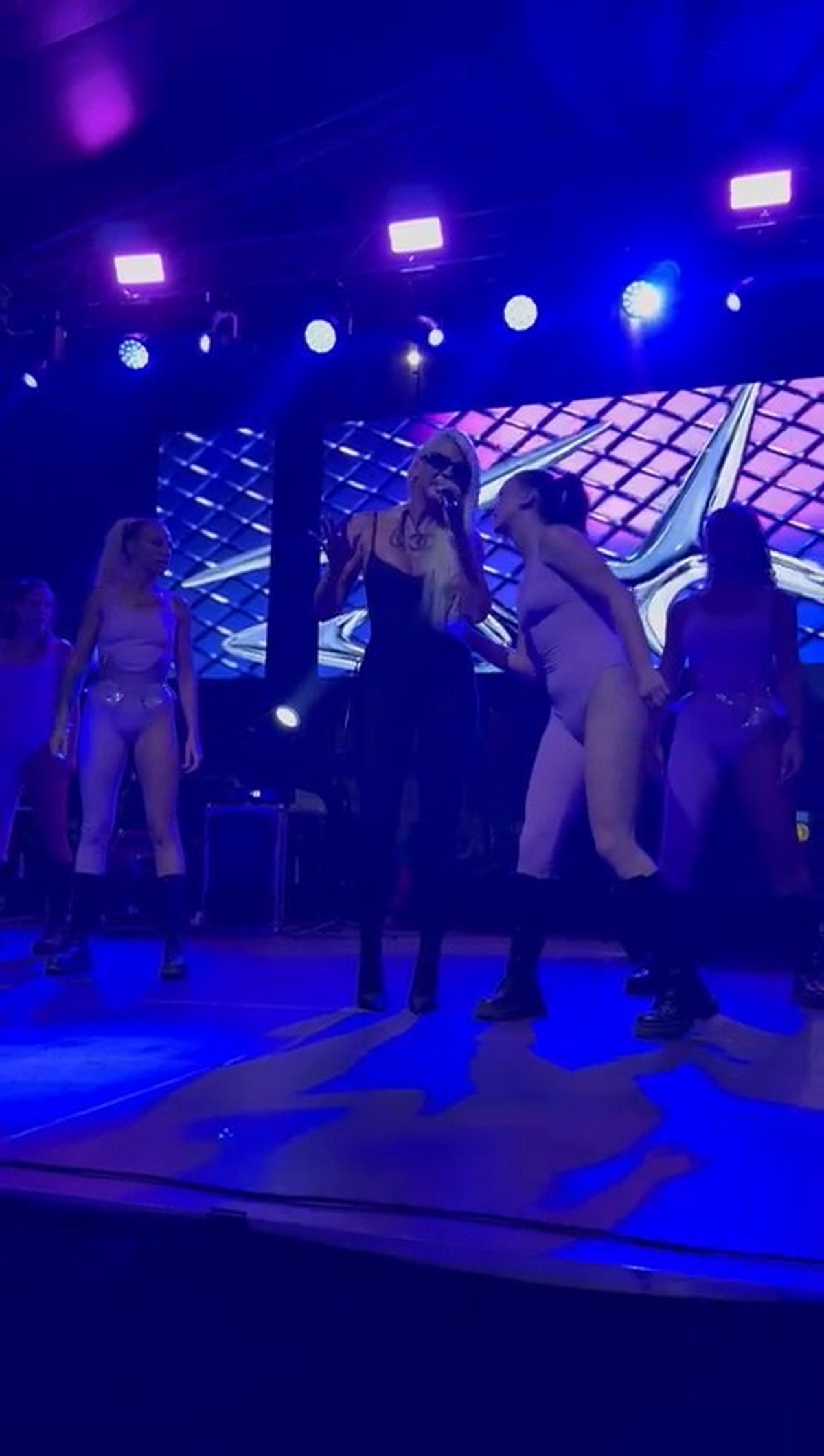 Jelena Karleuša hitno prekinula koncert u Blacu! Izgubila se sedmogodišnja devojčica, uputila apel publici
