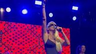 Blace gori! Jelena Karleuša u preuskom kombinezonu napravila haos na koncertu, publika u transu
