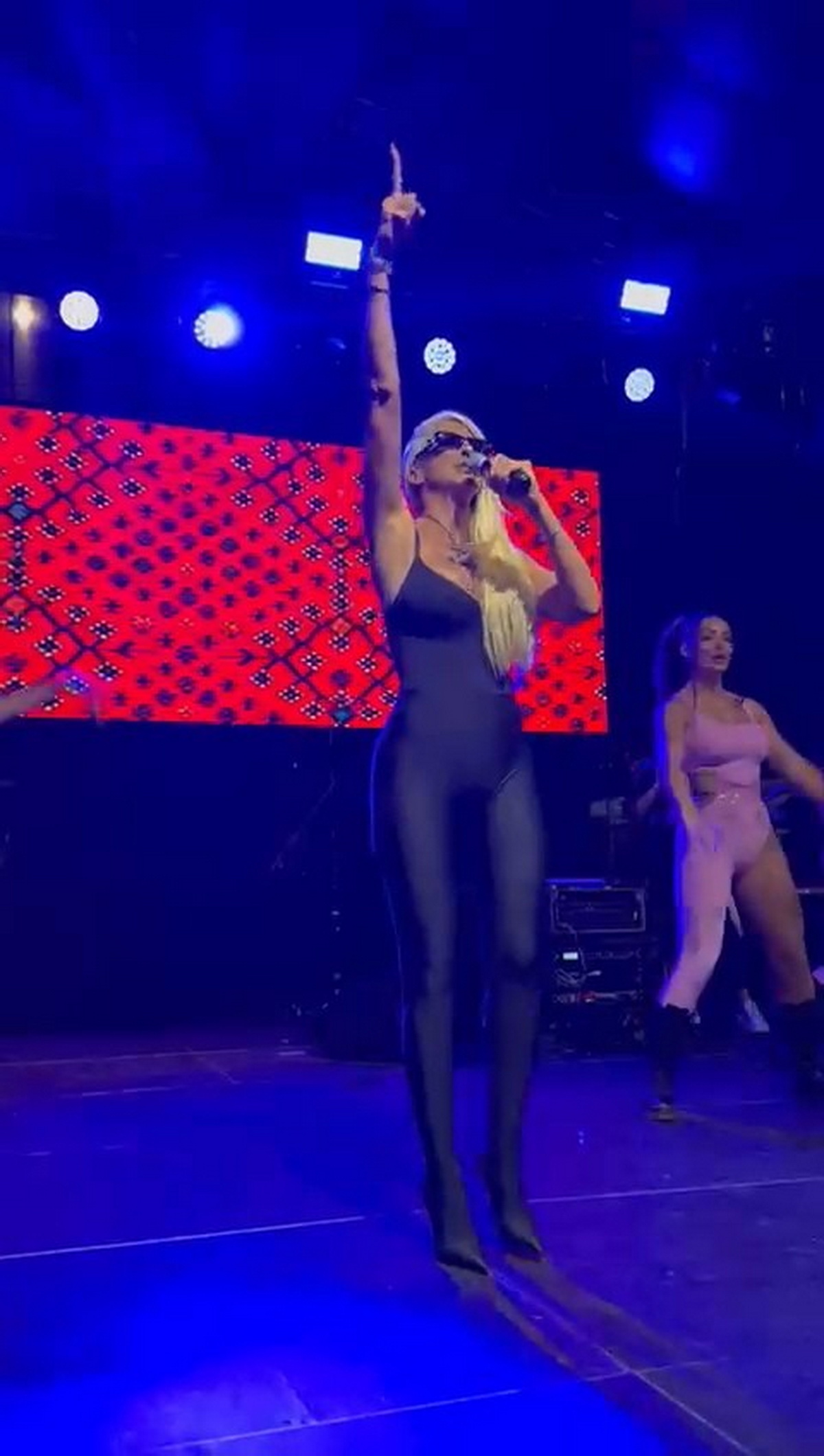 Blace gori! Jelena Karleuša u preuskom kombinezonu napravila haos na koncertu, publika u transu