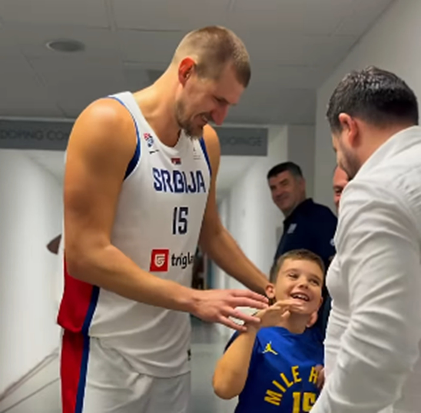Sin Edina Avdića sačekao Jokića posle meča Srbije, Nikola pokazao kakav je čovek i veličina