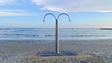 Tuš na plaži, Tuširanje na moru