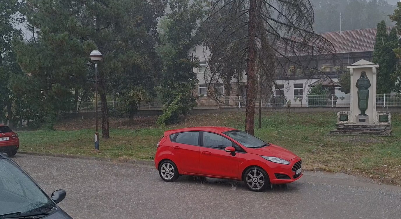 Nevreme hara Srbijom: Krupni grad i jaka grmljavina protutnjali pored parohijskog doma kod Gornjeg Milanovca
