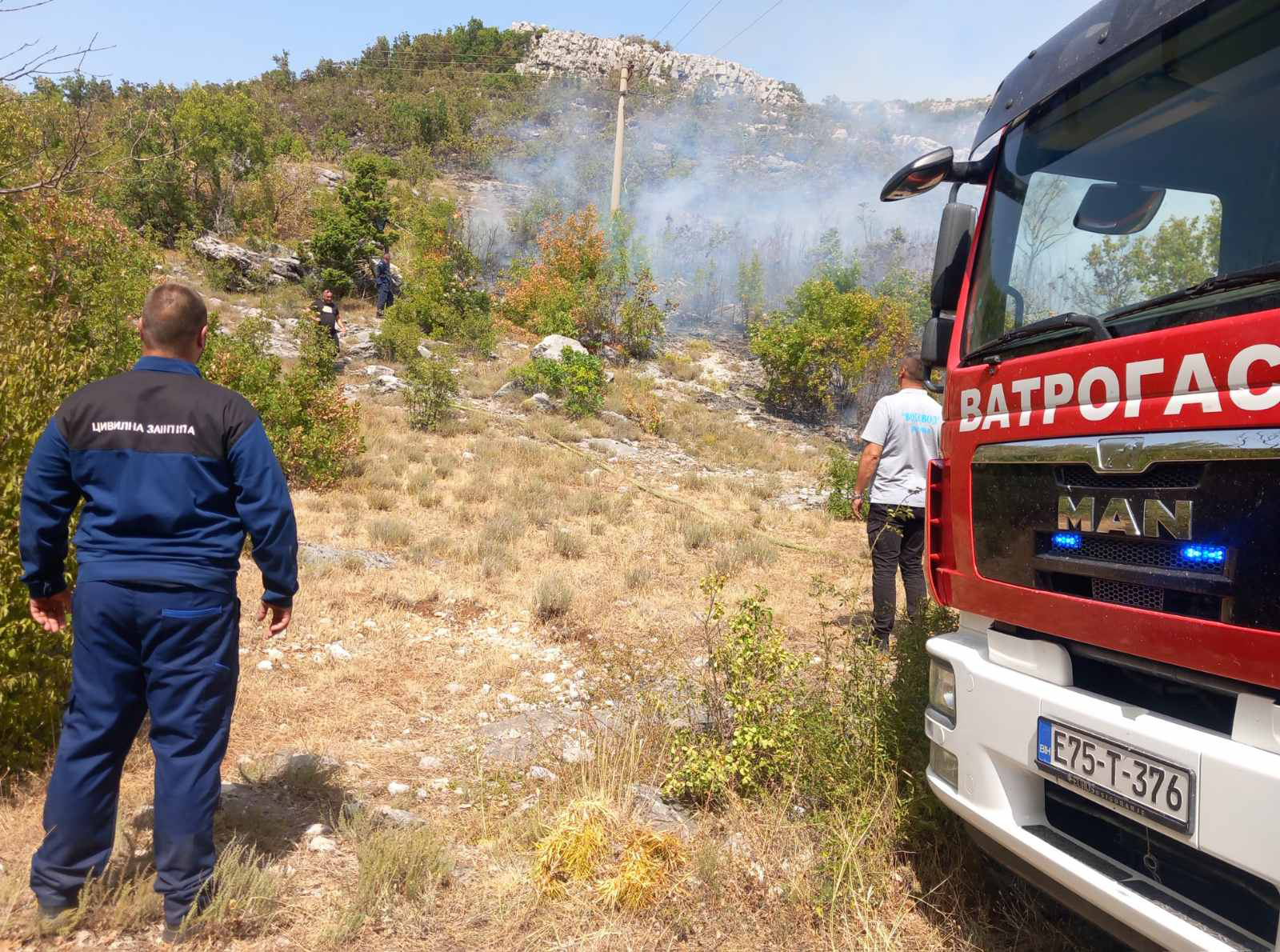 Vatrogasci i vojska danima gase požare od Trebinja do Pelistera: Evo ko je i dalje u vanrednom režimu