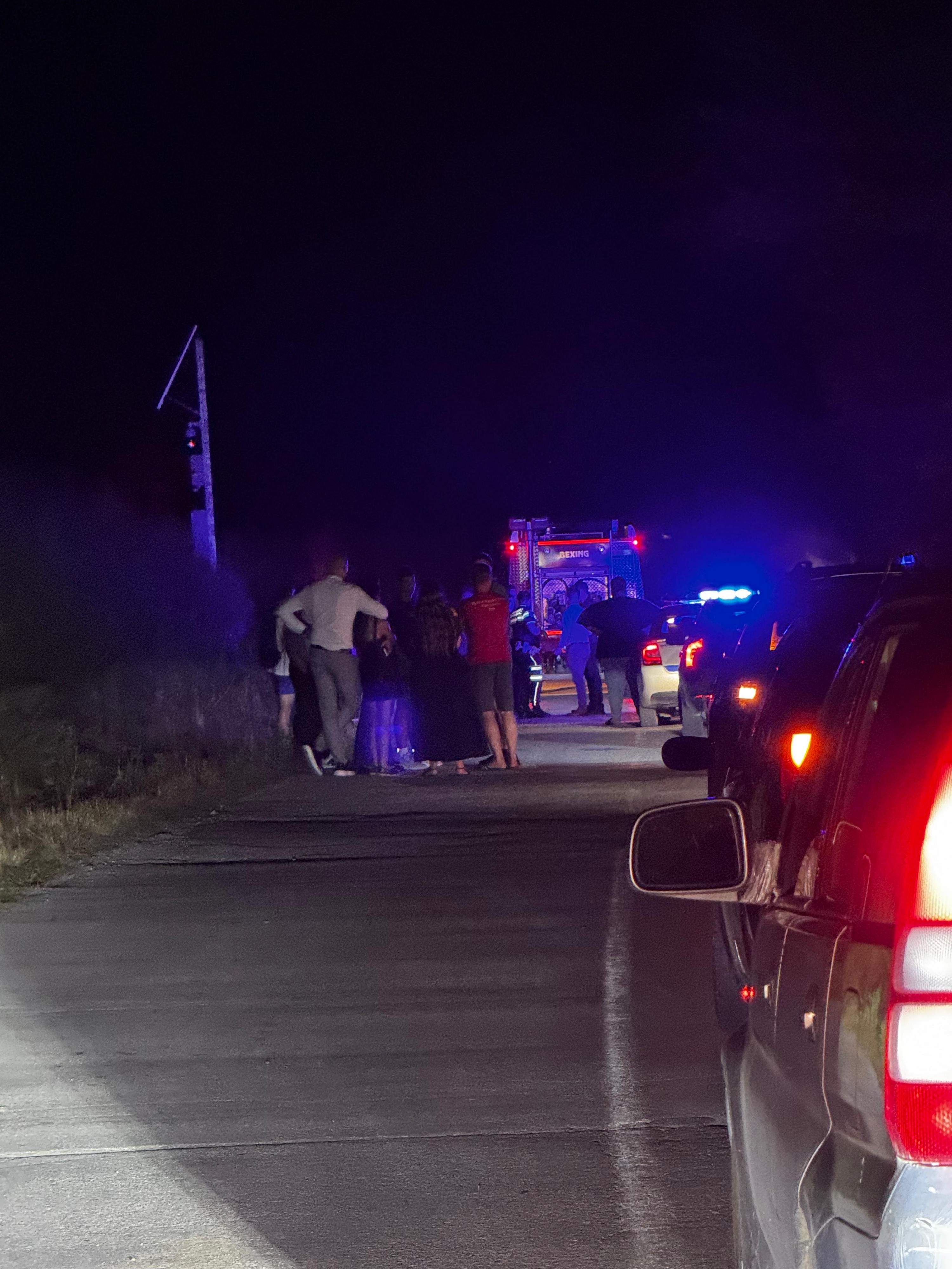 Drama kod Požege: Automobil u plamenu nakon prevrtanja, policija i vatrogasci na terenu