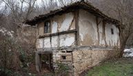 Tročlana porodica živi u srpskom selu u kućici od pruća i blata, bez struje, bez vode