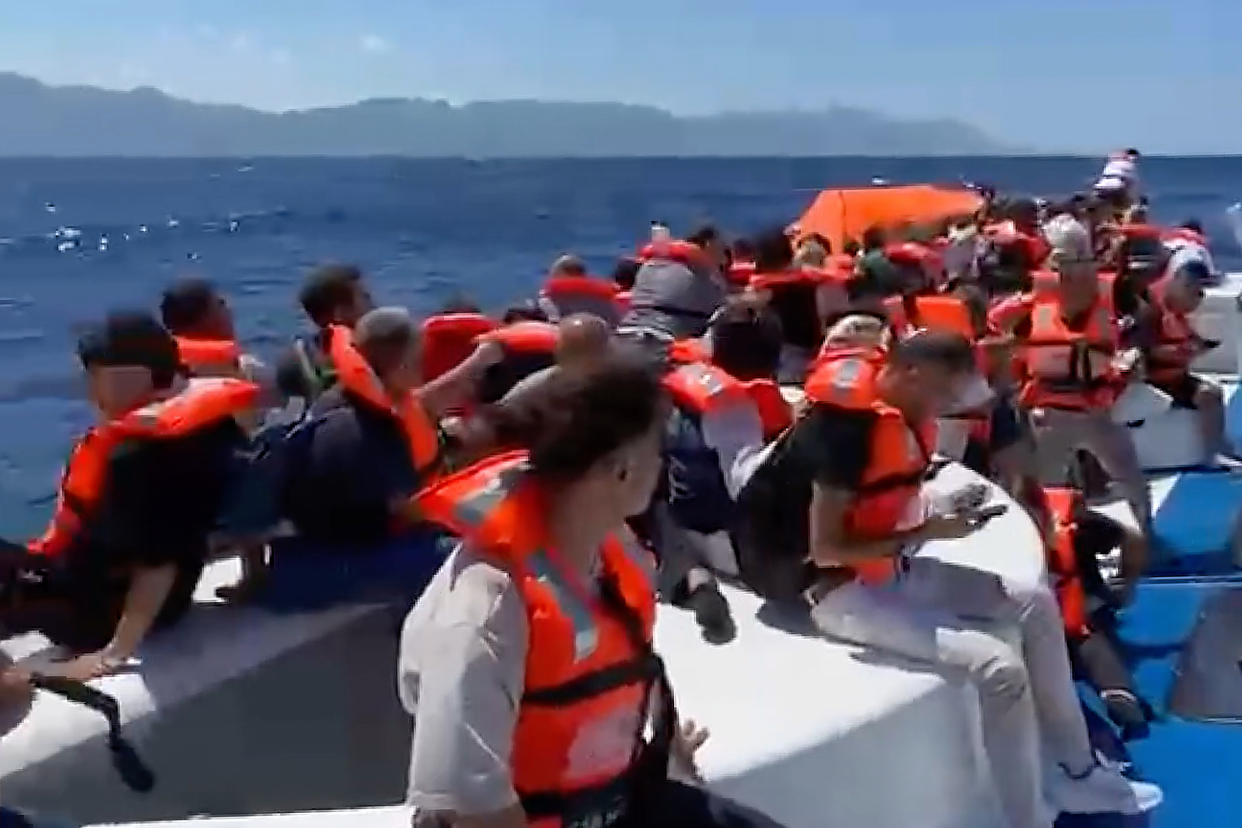 Strašne priče putnika trajekta koji je potonuo kod Kipra, potraga za nestalima traje: "Živu glavu smo čupali"