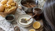 Sede vlasi mogu privremeno da se potamne i bez farbe: 2 stara kućna trika koja vredi probati