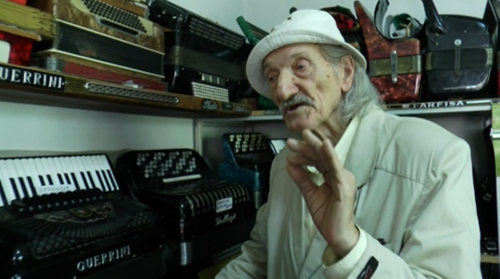 Deda Mijo gazi desetu deceniju ali i dalje pravi i popravlja harmonike: Dokaz da su godine samo broj