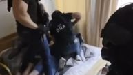 POGLEDAJTE KAKO SU UHAPŠENI OSUMNJIČENI ZA UBISTVO ELEKA U SURČINU: Upad specijalaca UKP u štek-stan (VIDEO)