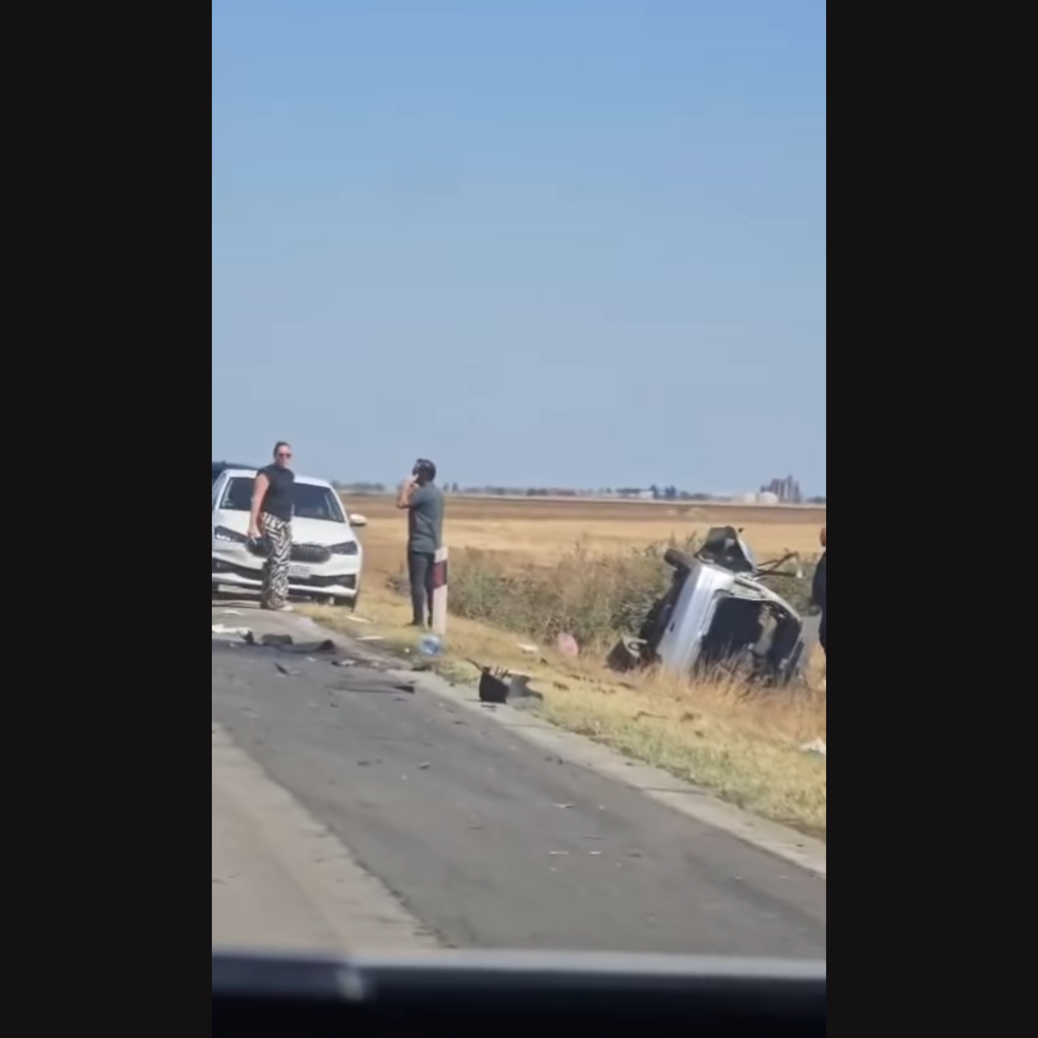 Užasni prizori kod Melenaca! Kamion i auto prevrnuti leže u njivi, delovi vozila rasuti po putu