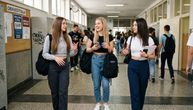 Rigorozan dres kod u školama! Važi čak i za roditelje: Objavljeno šta đaci mogu, a šta NIKAKO ne smeju nositi