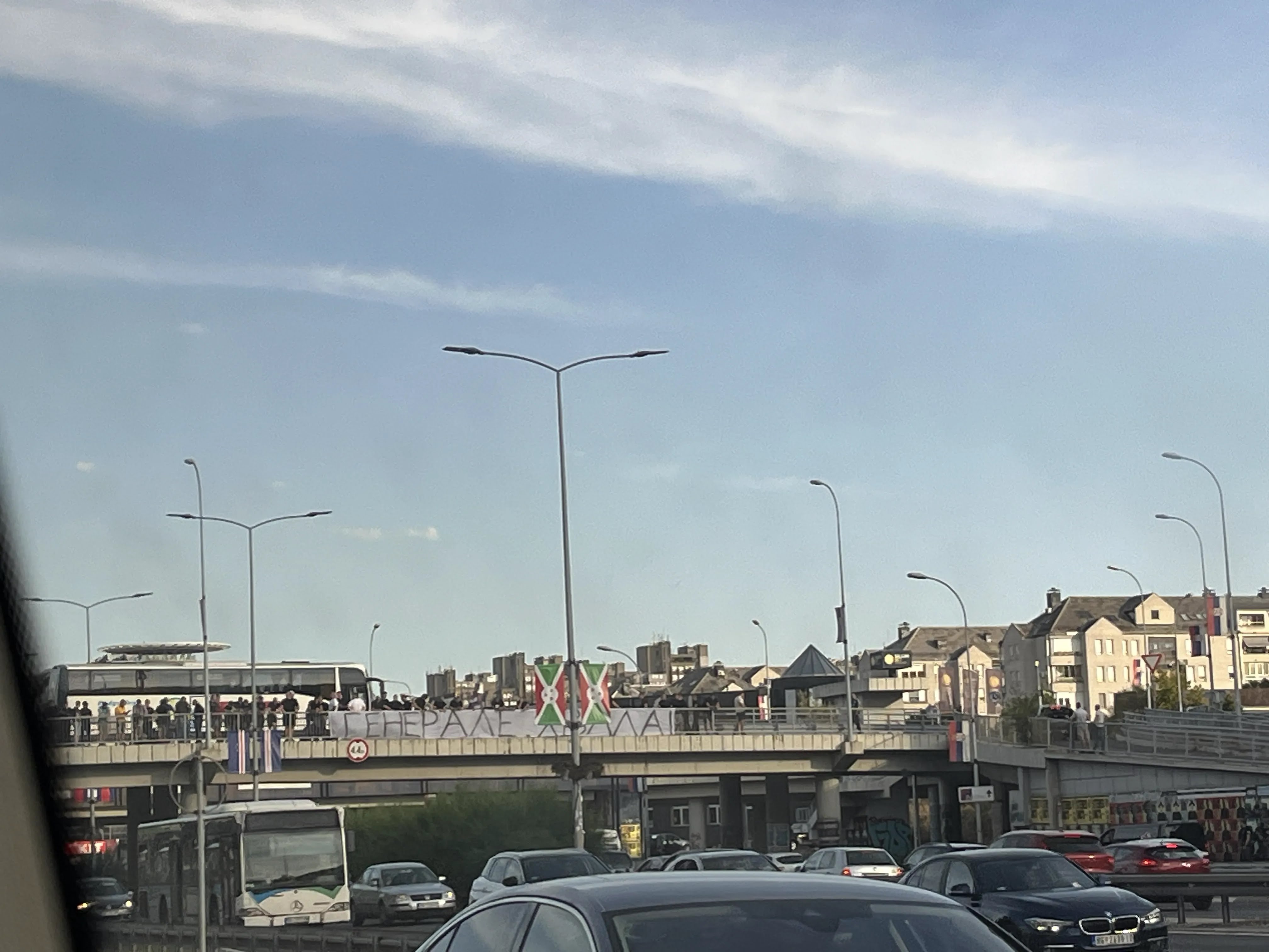Navijači na nadvožnjaku kod Arene postavili natpis "Generale, hvala"