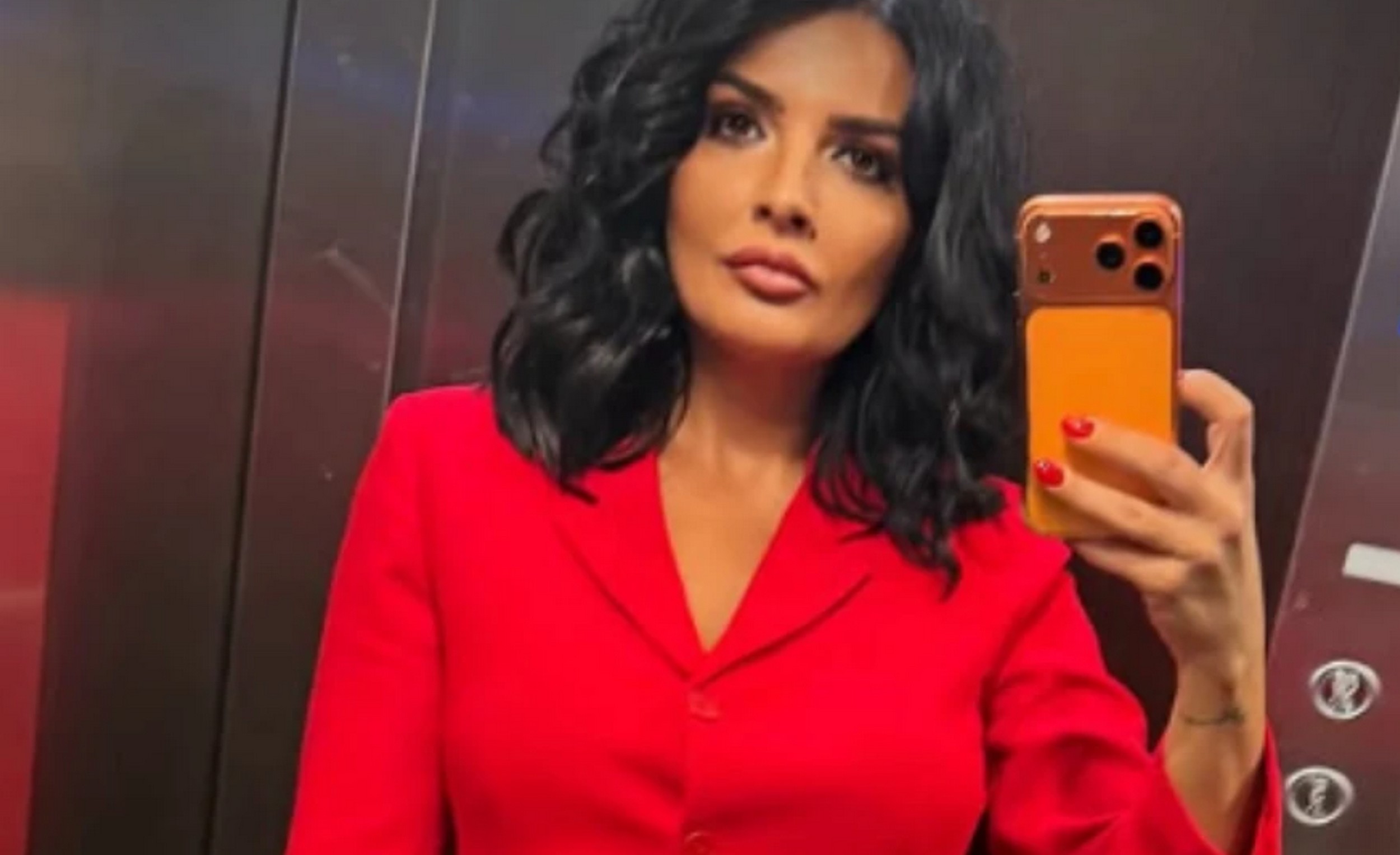 Provocira i zakopčana do grla! Zbog Mileninog selfija gore mreže, pozira u crvenom i suknji sa dubokim šlicem