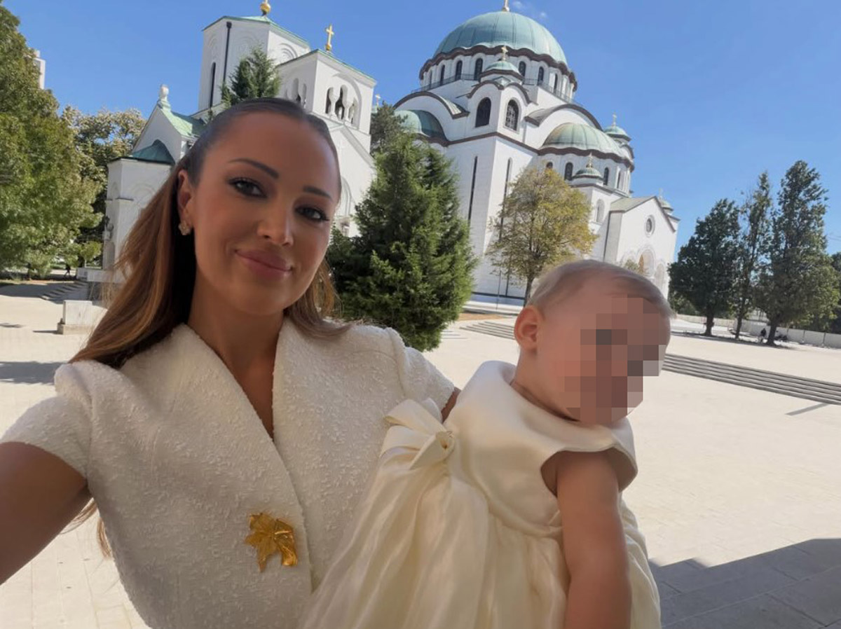 Posle krštenja Prija objavila prvi selfi s Arijom: Uputila joj emotivnu poruku - "Volimo te Aki, tata i ja!"