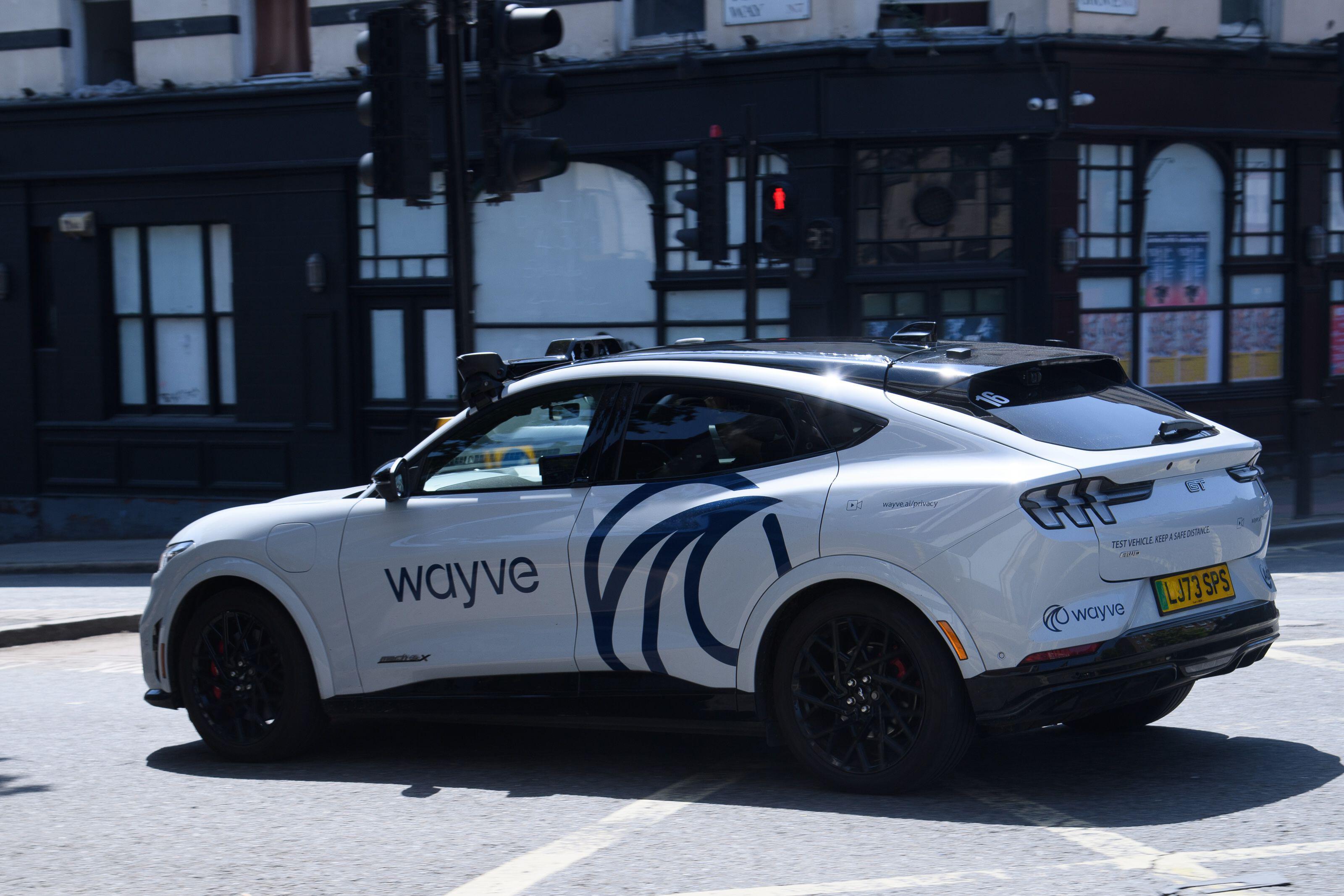 Da li je Evropa spremna da je vozi AI? Robotaksi prvi put na ulicama Londona
