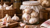 Beli luk vam proklija ili se ubuđa preko zime? Nemojte ga držati u frižideru - važne su 3 stvari