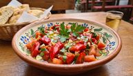 Moravska salata od pečenih paprika: Starinski recept koji uz roštilj i domaću pogaču nema konkurenciju