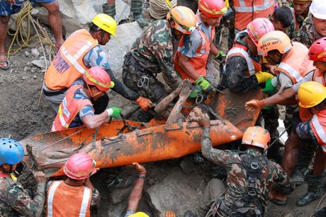 Nepal, izvlačenje radnika iz tunela