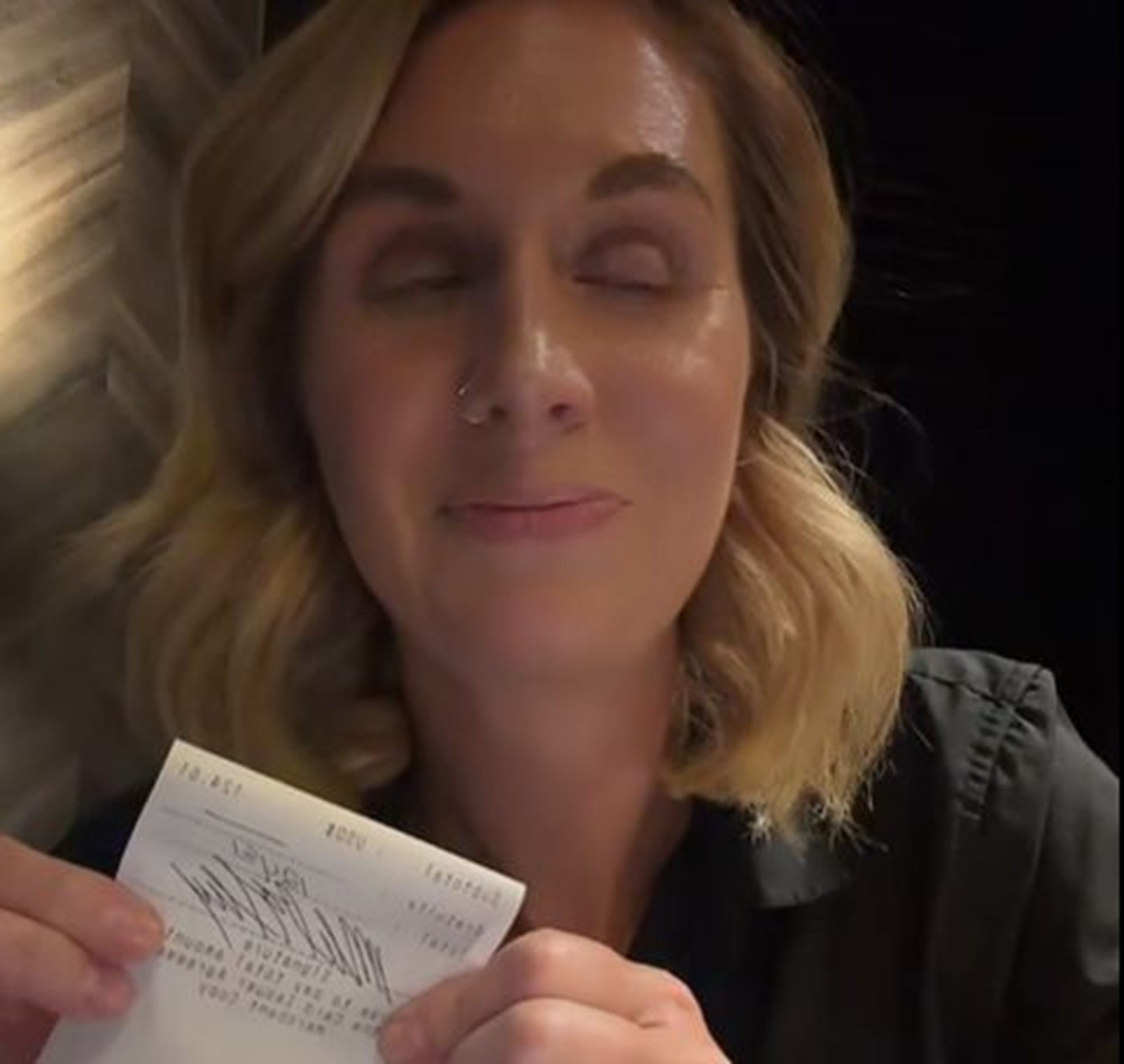 Konobarica za 5 sati zaradila pravo malo bogatstvo od bakšiša, a onda razbesnela internet: „Samo 5000 dinara?“