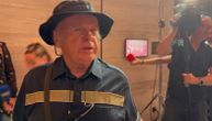 Otac Jelene Karleuše stigao na slavlje: Bivši inspektor sa ribarskim šeširom, u rukama nosi poklon za unuke