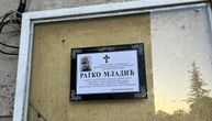 Zalepljena umrlica Ratka Mladića na crkvi Svetog Luke, evo kako izgleda