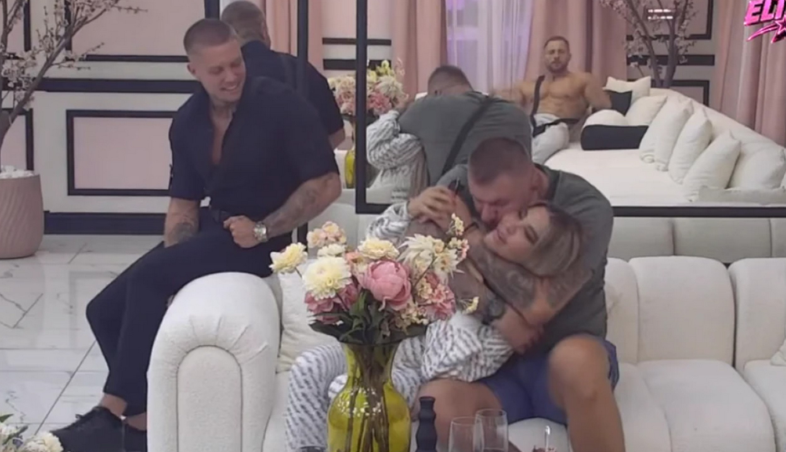 Srce mu ostalo kod Aneli! Janjuš je grli i ne odvaja se od nje: Pršte emocije nekoliko sati od ulaska u Elitu