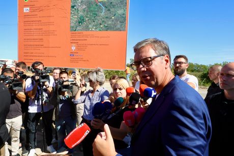 Aleksandar Vučić, Zapadnobački okrug, Phi akademija, Ratkovo, Odžaci