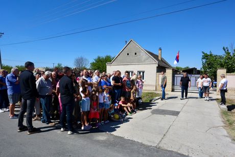 Aleksandar Vučić,  Zapadnobački okrug, domaćinstvo porodice Malbaša u selu Svilojevo, Apatin