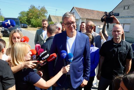 Aleksandar Vučić,  Zapadnobački okrug, domaćinstvo porodice Malbaša u selu Svilojevo, Apatin