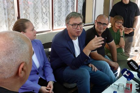 Aleksandar Vučić,  Zapadnobački okrug, domaćinstvo porodice Malbaša u selu Svilojevo, Apatin