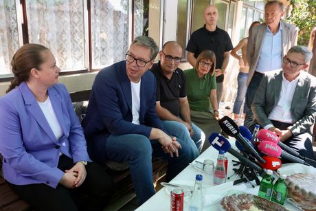 Aleksandar Vučić,  Zapadnobački okrug, domaćinstvo porodice Malbaša u selu Svilojevo, Apatin