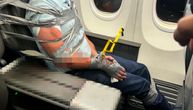 Biznismen se potukao u avionu, trojica ga vezali selotejpom za sedište: Konačno otkriveno o kome se radi
