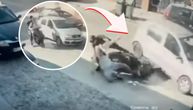 "Ćelavi, gde ti je migavac!": Vozač auta isekao put tinejdžerima na električnom skuteru, oni pali, pa pobegli