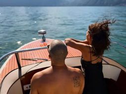 Kejti Holms i novi dečko, jezero Komo