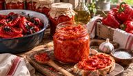 Ajvar od cepkanih paprika pravi se lakše od klasičnog: Starinski recept za zimnicu punog ukusa