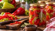 Šarena salata od kiselih paprika: Starinska zimnica koja se nekada spremala u gotovo svakoj kući