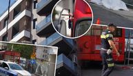 PRVE SLIKE S MESTA TRAGEDIJE: Svedoci kažu da je trolejbus zakačio uže, radnik pao sa 5. sprata na krov!