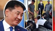 On nije samo predsednik države, već i snagator! Ima 58 godina i kao od šale diže 100kg, pojavio se snimak
