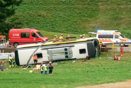 Saobraćajna nesreća u Švajcarskoj, prevrnuo se autobus