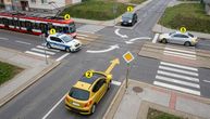 TEST Policija pod rotacijom, tramvaj i tri automobila su na raskrsnici: Kojim redom prolaze?