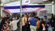 Kragujevac oborio brojku od 3.000 potpisa: Velike gužve ispred prostorija SNS, građani i dalje pristižu