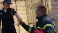 Vatrogasac zaprosio policajku u porti Lazarice, a prizor oduševio Srbiju: 