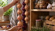 Ne bacajte stare najlon čarape: Bakina caka čuva luk od vlage i brzog propadanja