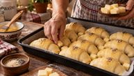 Kiflice vam se slepe dok se peku? Stavite ovo između njih i svaka će se lako odvojiti