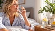 Čaša vode čim ustanete: Evo šta se zaista dešava u organizmu i da li je jutro posebno važno
