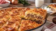Pita sa mesom koja ostaje sočna, a kore hrskave: Tajna je u prelivu koji ide između svakog sloja
