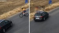 Uznemirujući snimak: Biciklistu u komšiluku vozilo bacilo 2 metra u vazduh! Da li je vozač to namerno uradio?